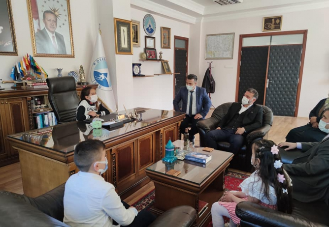 23 Nisan Ulusal Egemenlik ve Çocuk Bayramı kapsamında belediyemizi ziyaret eden ilköğretim öğrencilerine Belediye Başkanımız Hüseyin AYTEN makamı teslim etti.